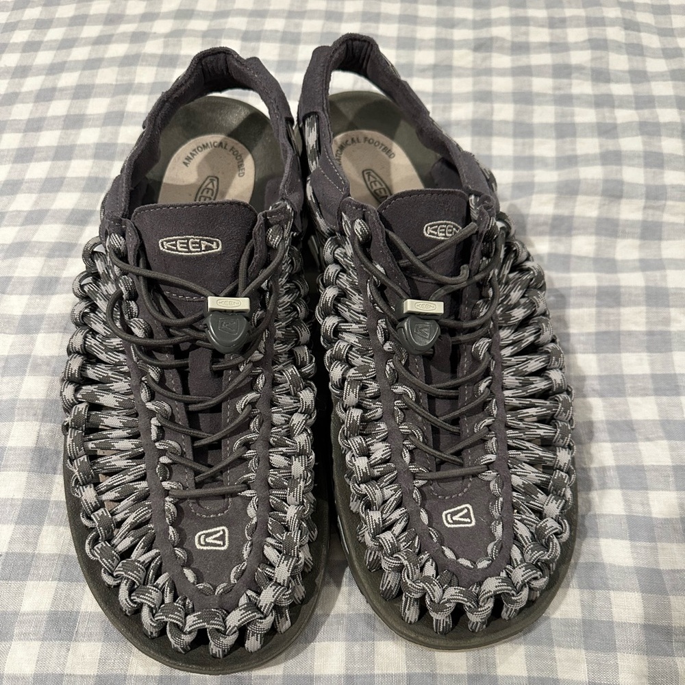 KEEN Men's uneek black and gray